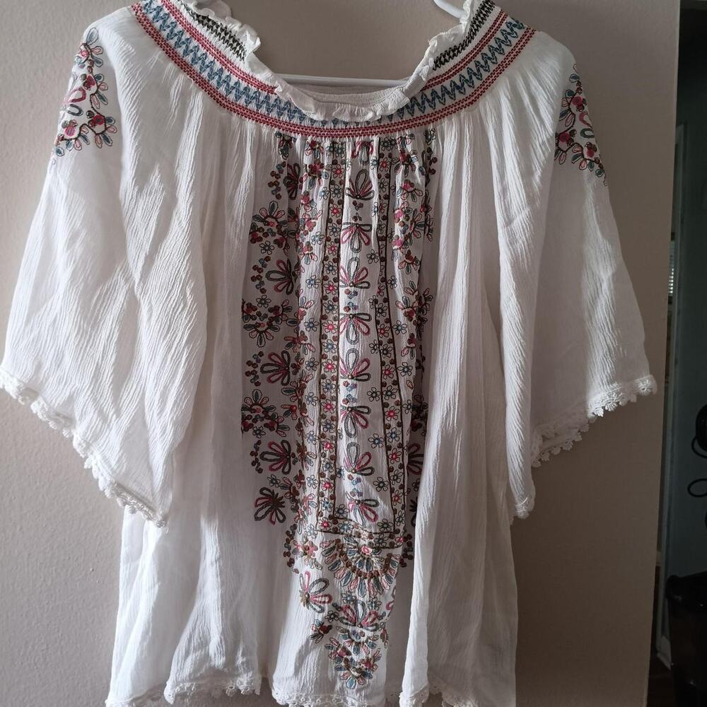 Tempted Hearts White Embroidered Blouse Size MED/Lg